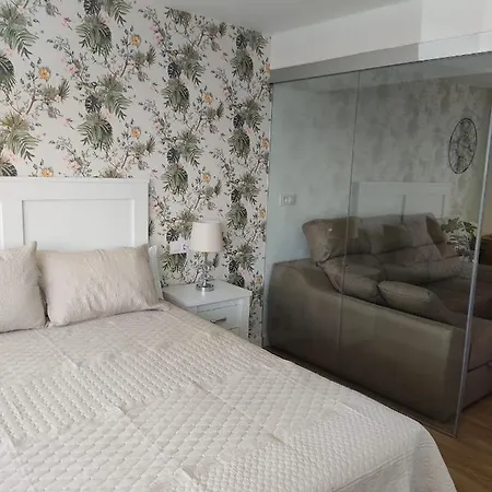 Pequeno, Coqueto Y Centrico. *